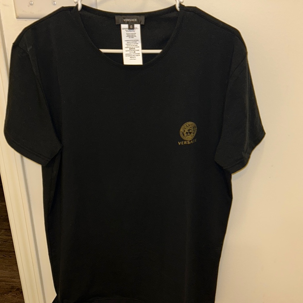 size 6 (US large) versace t-shirt. worn once. no stains, no visible wear.